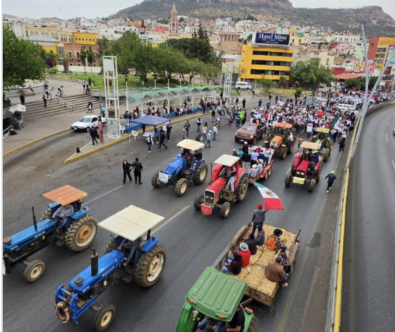 Tractores y miles marchan contra gobierno en Zacatecas